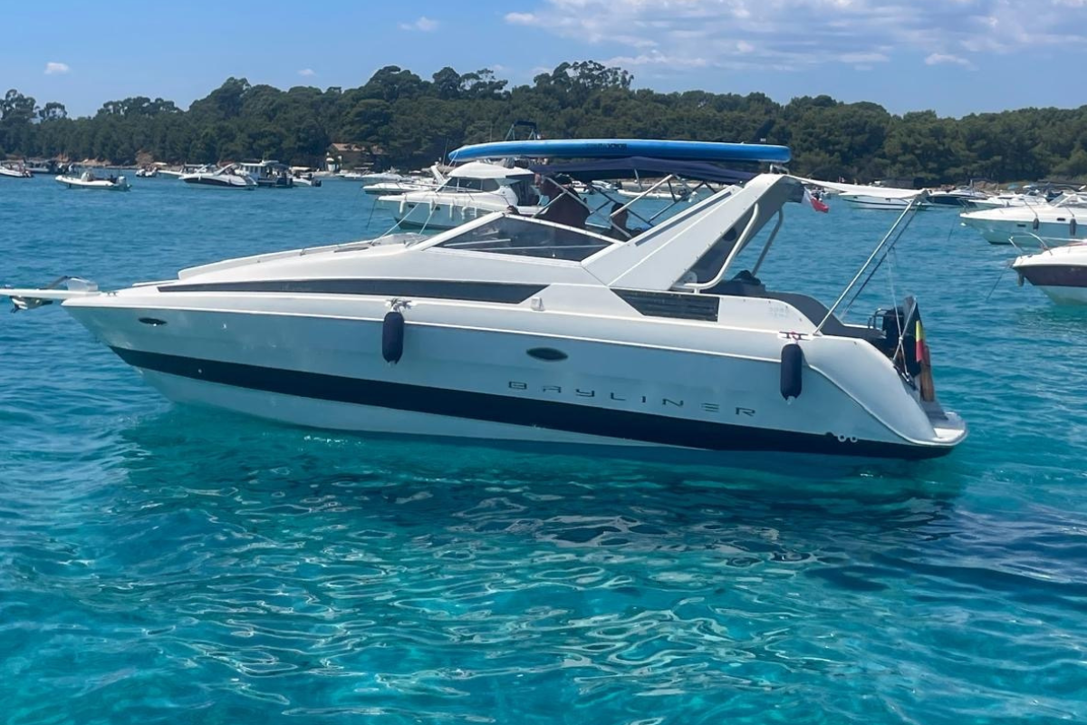 CARLA Bayliner 3055 Ciera boat rental Hyères French Riviera CARLA Bayliner 3055 Ciera - Motorboat rental French Riviera Hyères