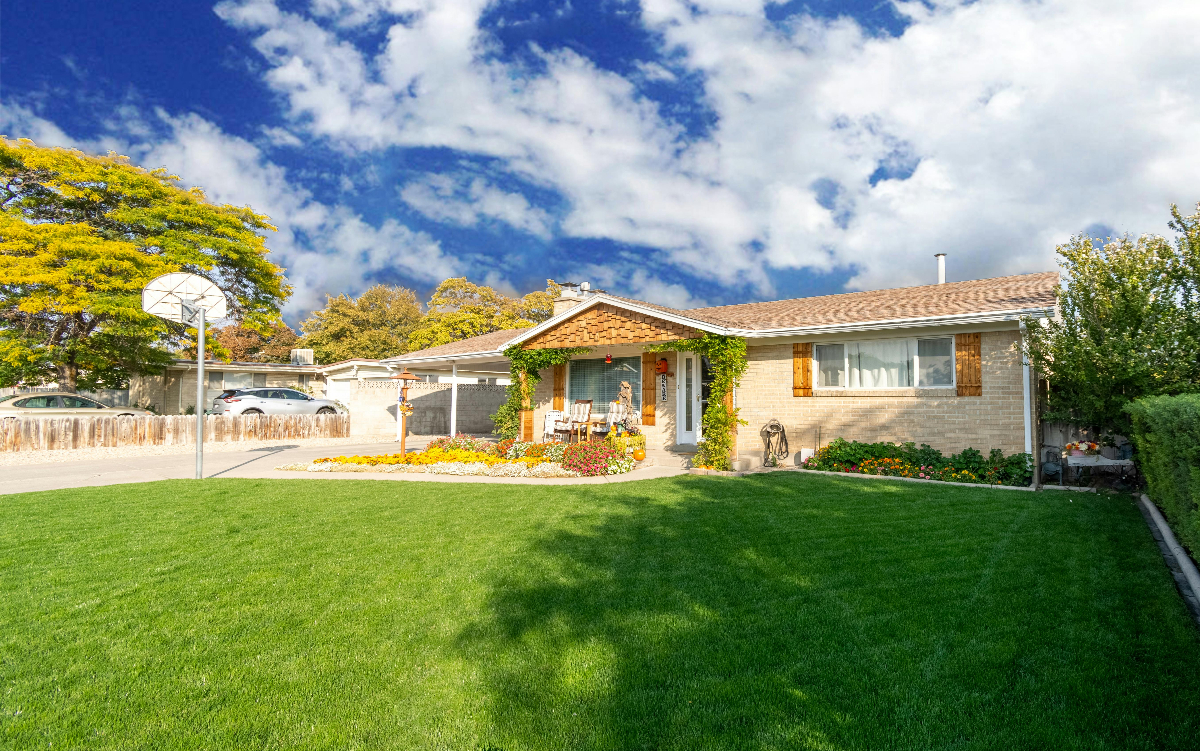 Beautiful Southern California home with lush lawn and garden