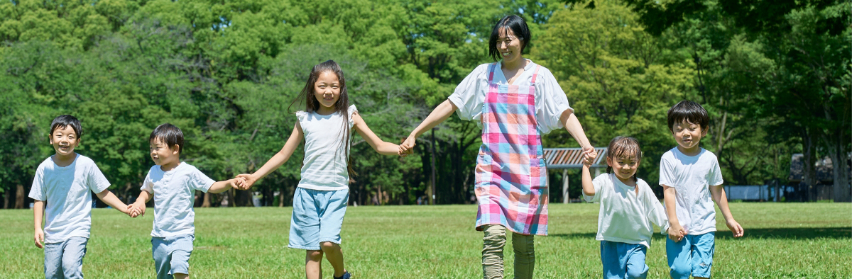保育士と子どもたち
