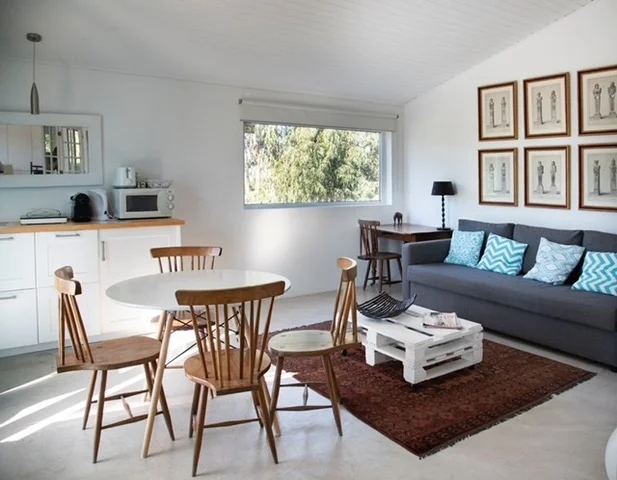 Ночью в небе виден луч настоящего маяка.