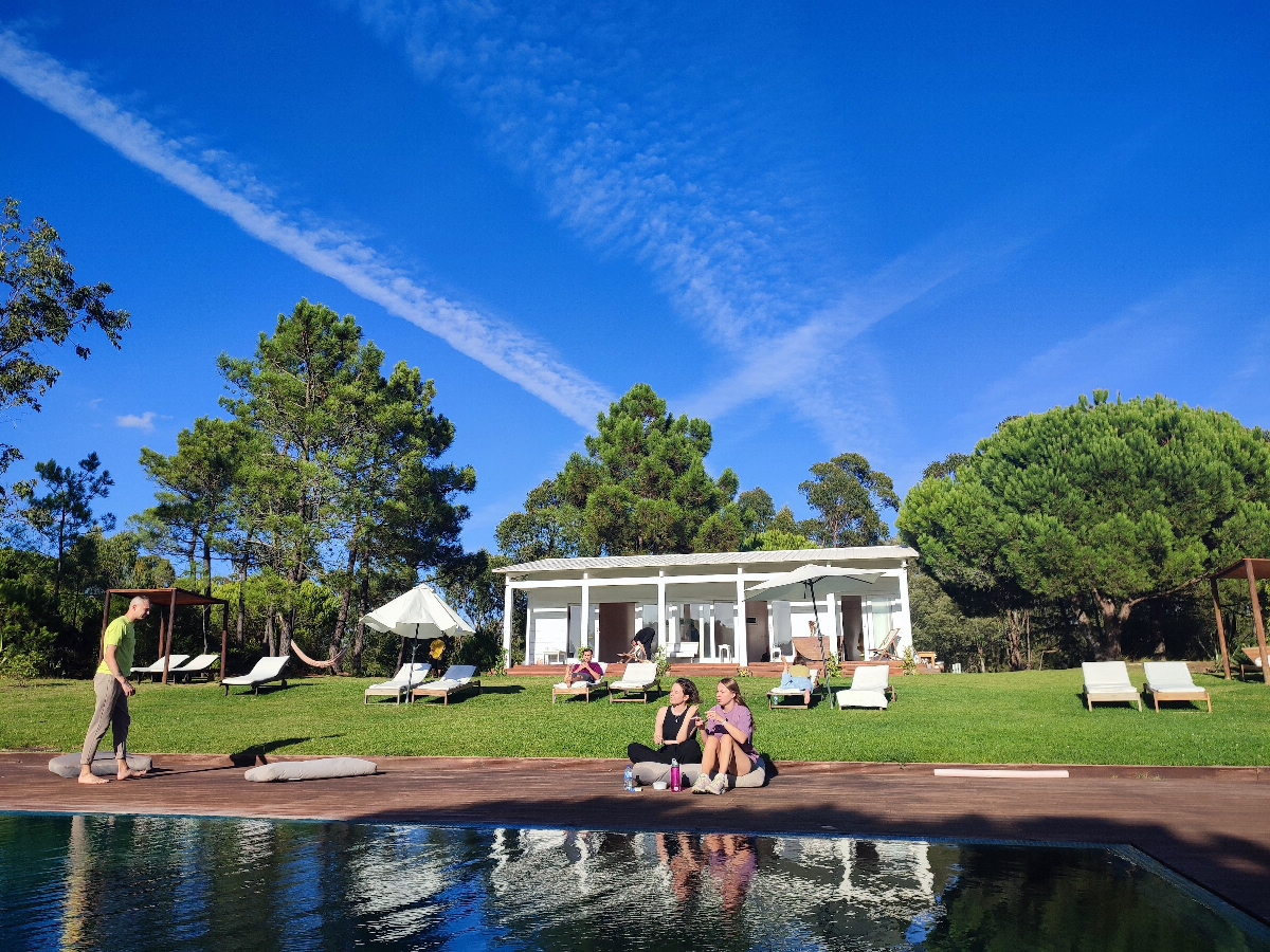 У нас есть большой зал для практик и танцев, терраса и двор для тишины.