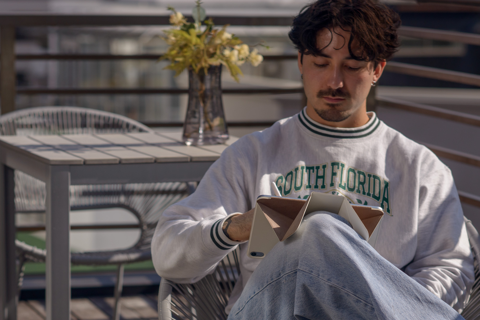 膝の上で、思いつきをその場でかたちに