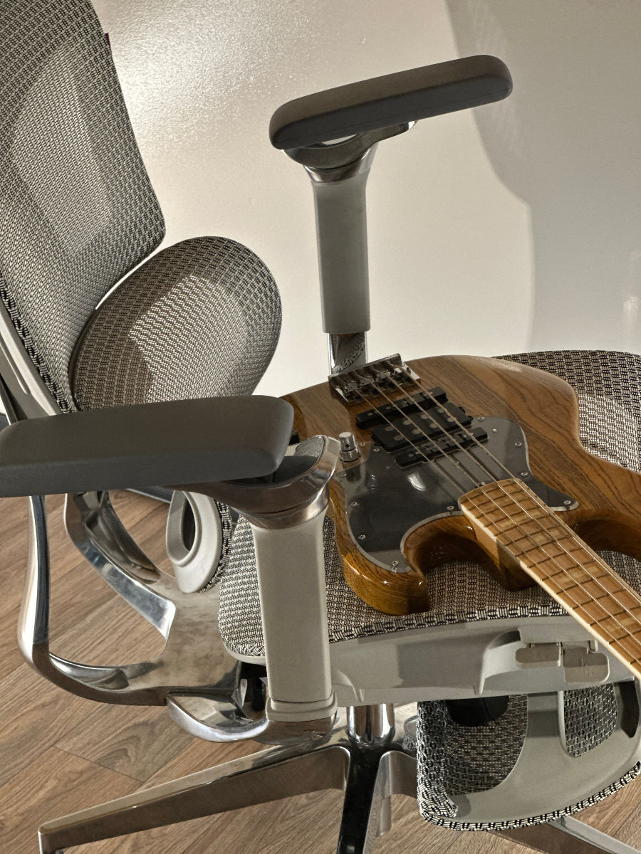 MeVER Chair Pro v2.0 デスク環境イメージ