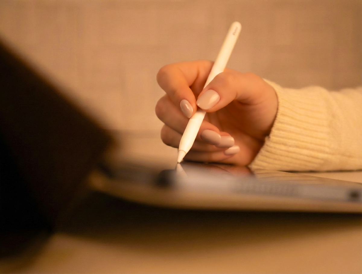 Apple Pencil 描画角度 手首の自然な位置 Apple Pencilを持つ手 - 適切な角度での描画