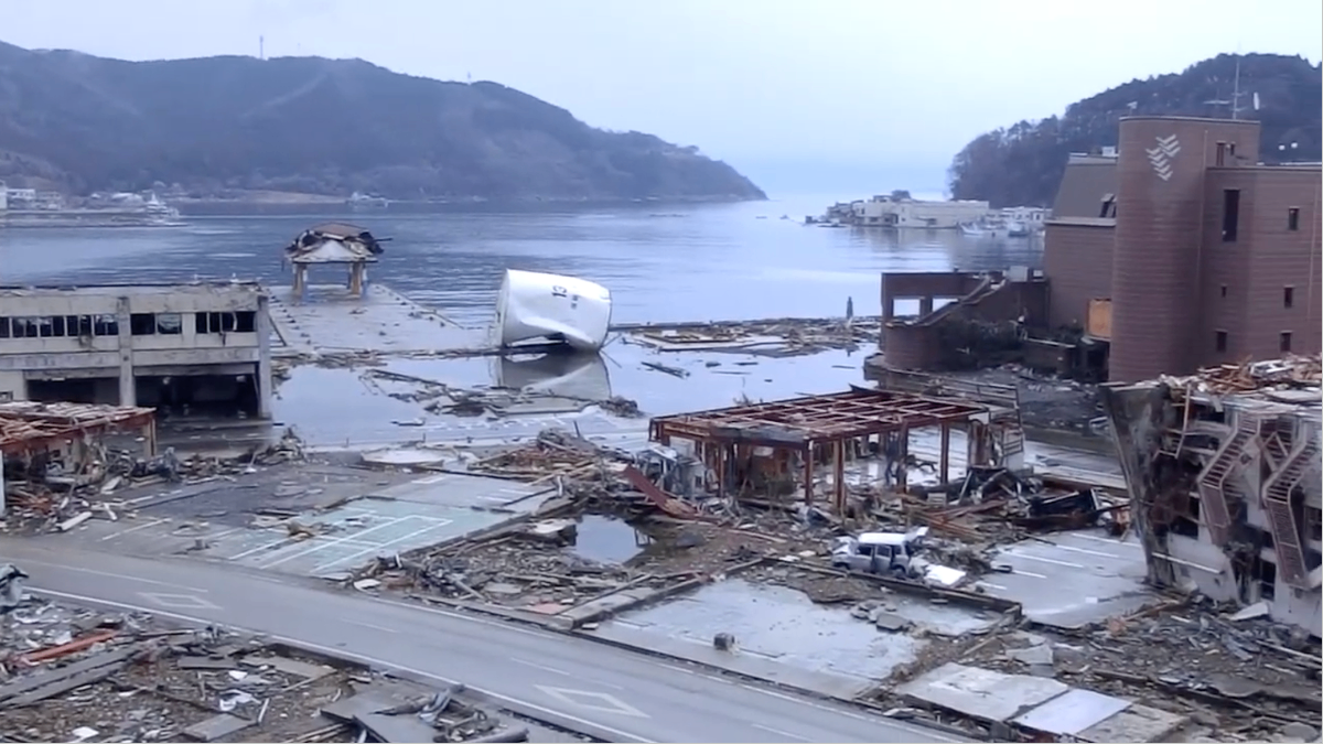 2011年3月26日 弊社代表 木村正清撮影
女川町立病院から見た女川消防署、マリンパル女川、江島共済会館