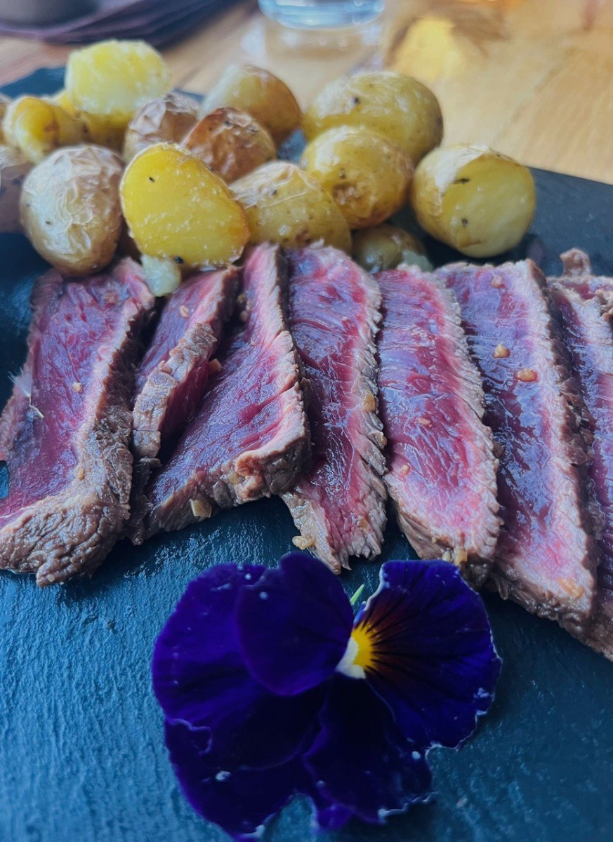 Viande grillée aux pommes de terre