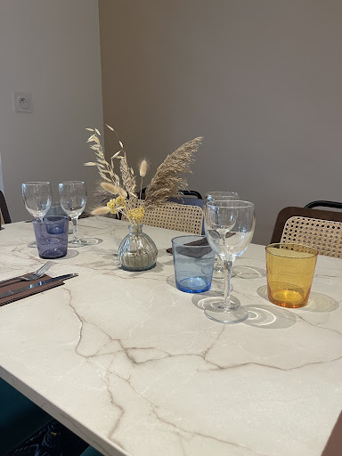 Table élégante avec décoration florale