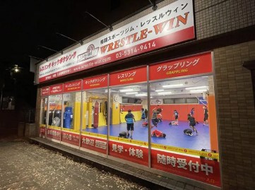 調布市の店舗看板製作事例 - 明るく目立つデザインの店舗サイン