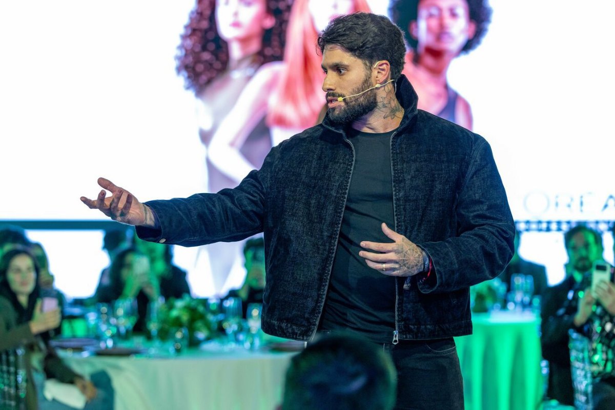 Gabriel Nunes ensinando no palco