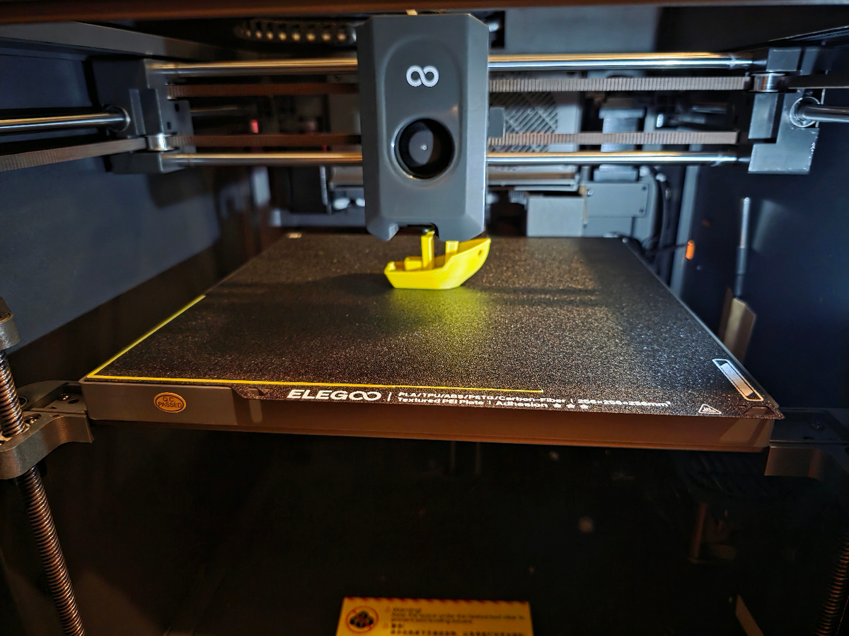 ELEGOO Centauri Carbon で造形中のベンチー