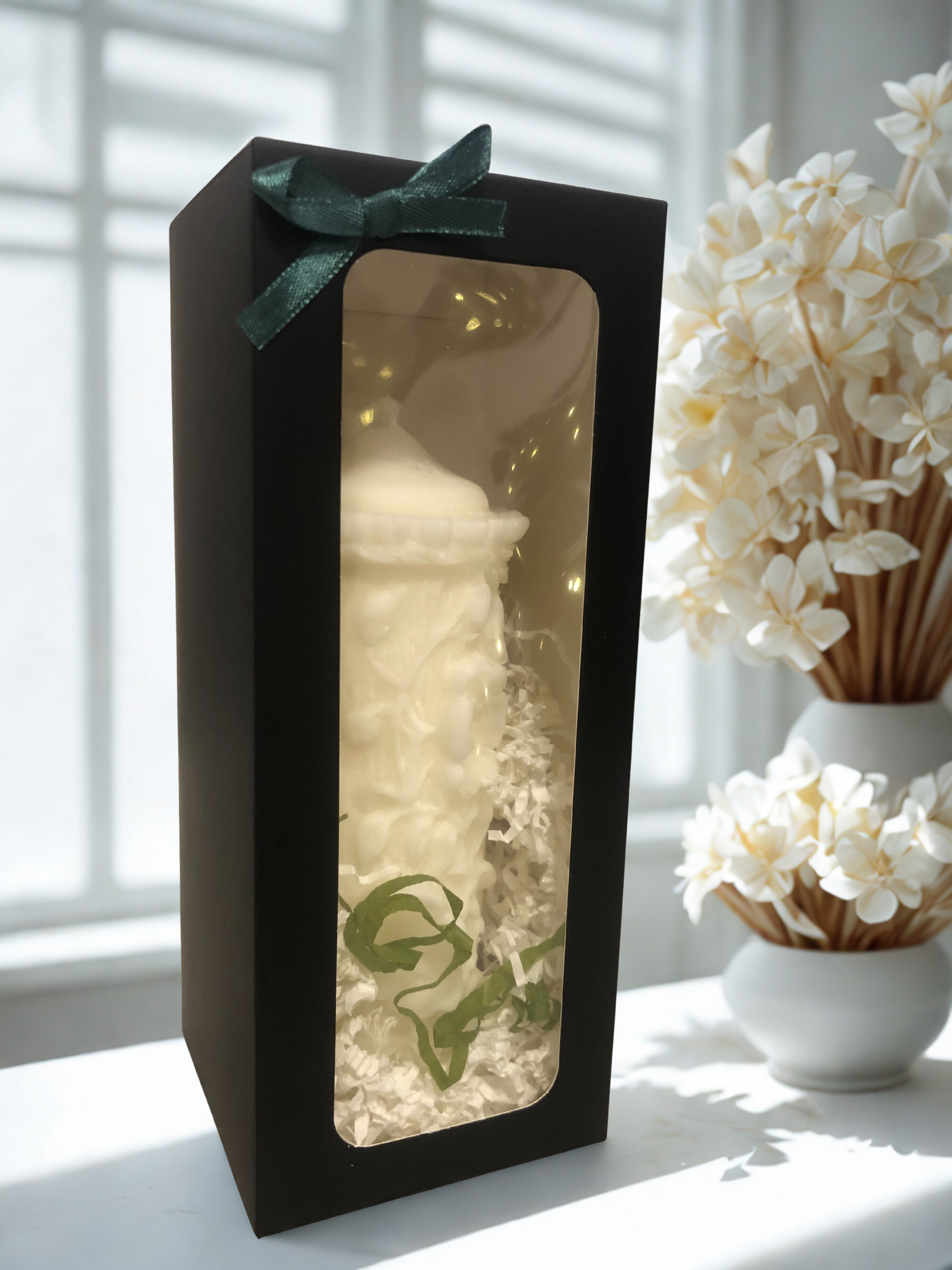 Natūrali Elegancija - palmių vaško žvakė juodoje dovanų dėžutėje