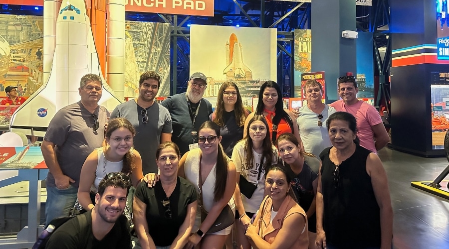 Grupo de visitantes dentro do Kennedy Space Center
