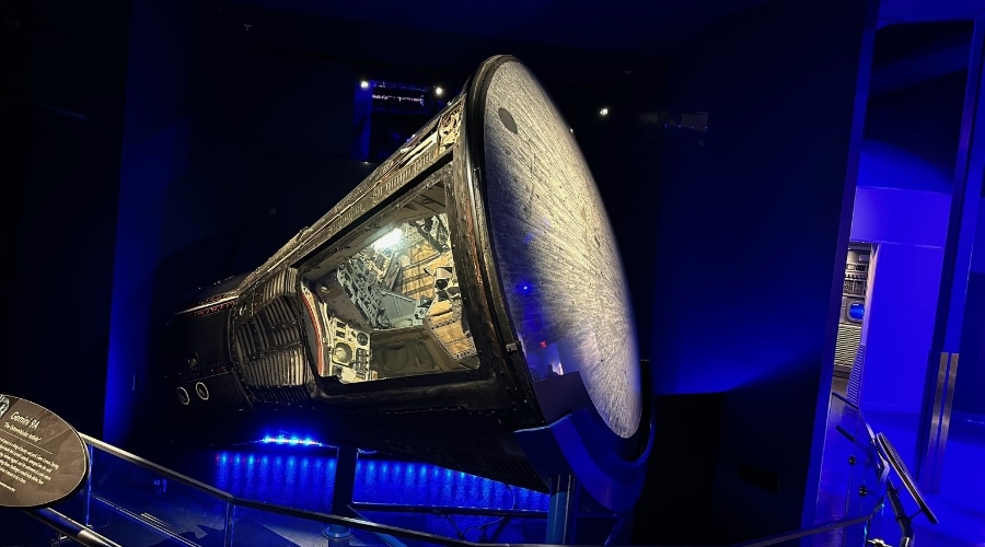 Cápsula Gemini em exposição com iluminação azul