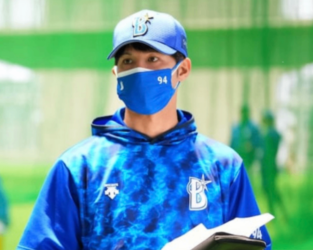 横はDeNAベイスターズ 小杉 陽太投手コーチ