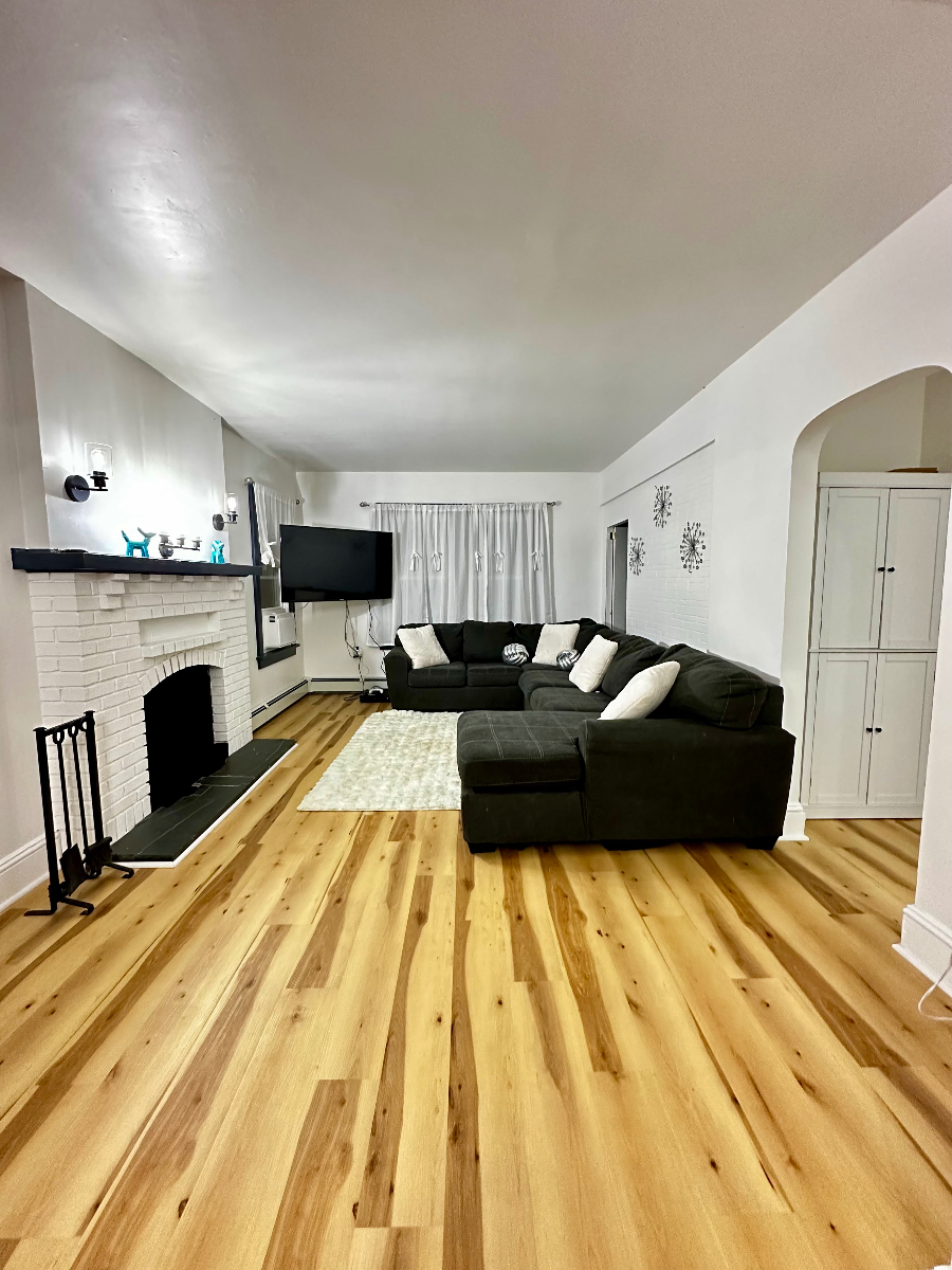 Living Room & Hardwood Floors detail 2