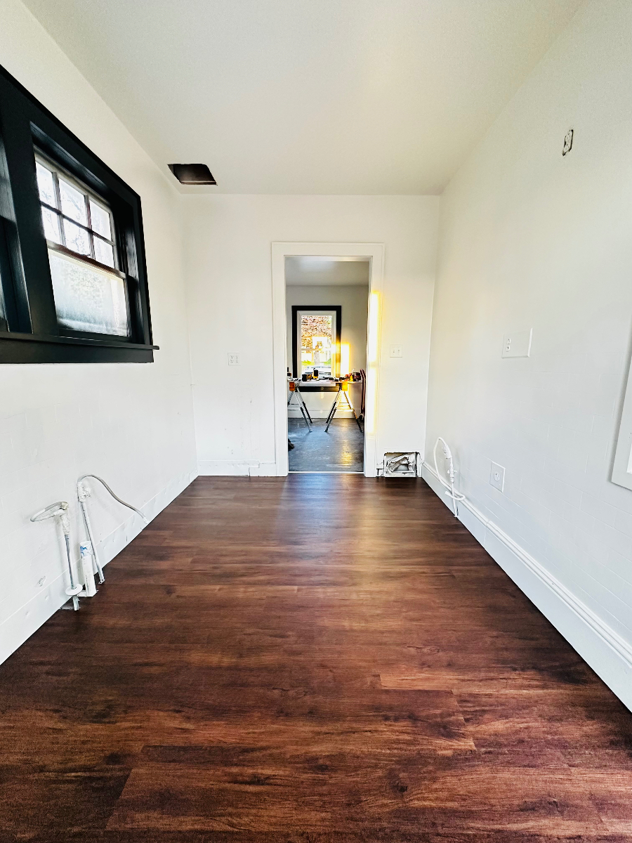 Living Room & Hardwood Floors detail 1