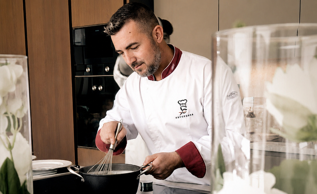 Showcooking en directo durante evento privado de lujo, chef David Canca cocinando para invitados en Estepona
