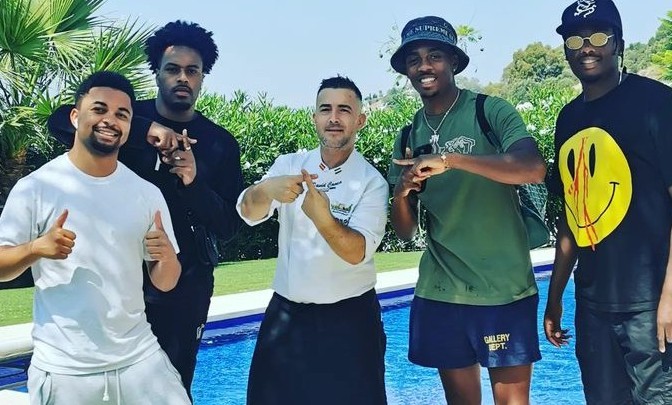 Chef privado David Canca Becerra preparando cena premium en villa de lujo en Marbella, Costa del Sol