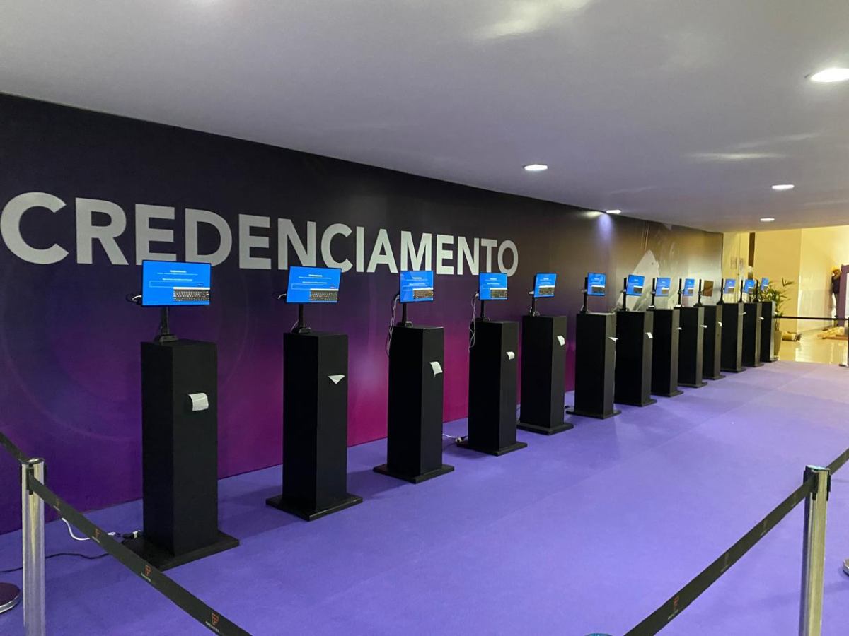 Totens de credenciamento em congresso