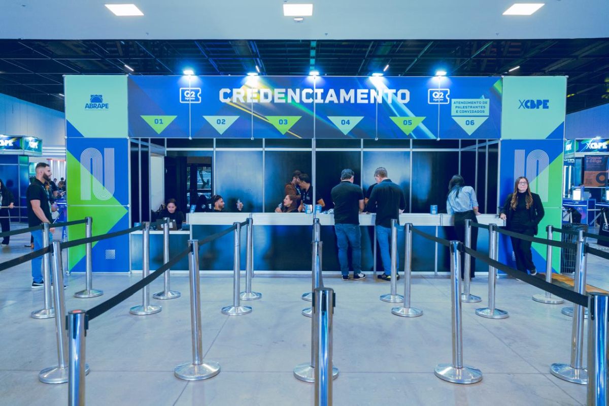 Mesa de credenciamento em congresso