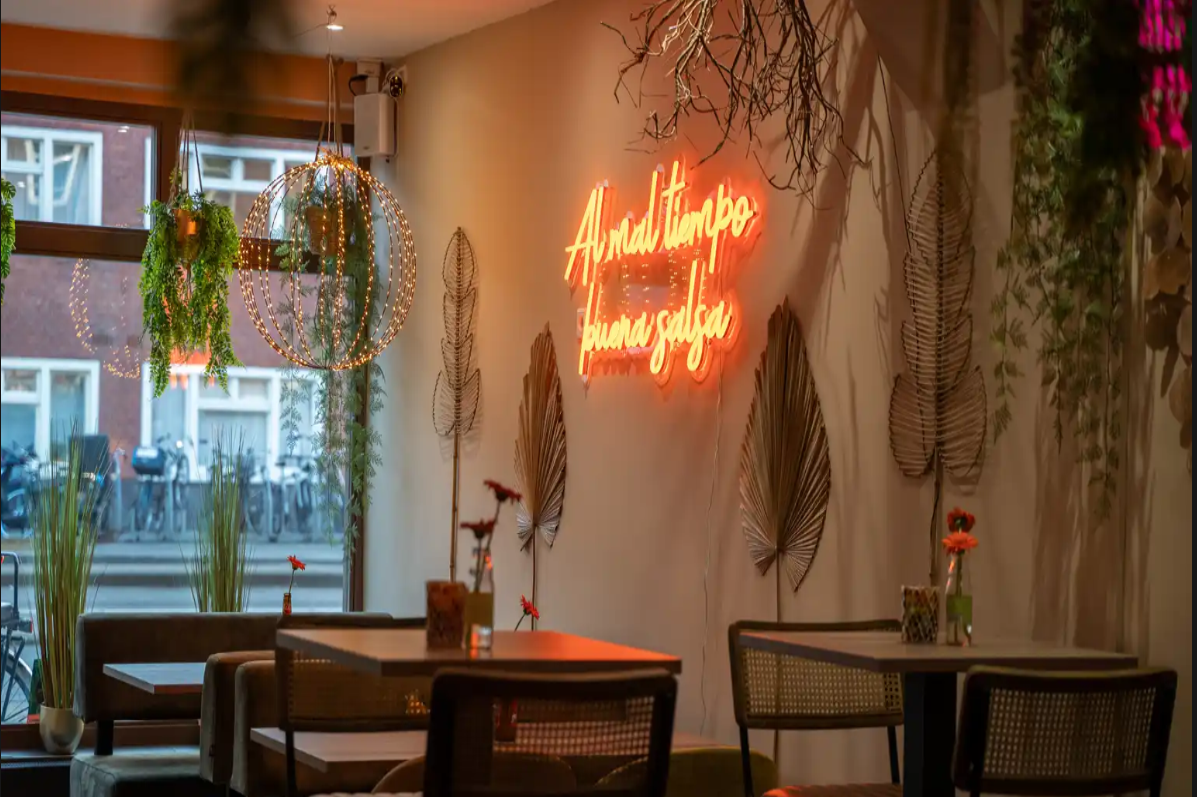 Al mal tiempo, buena salsa