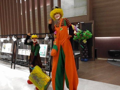 야외 축제에서 키다리삐에로 공연