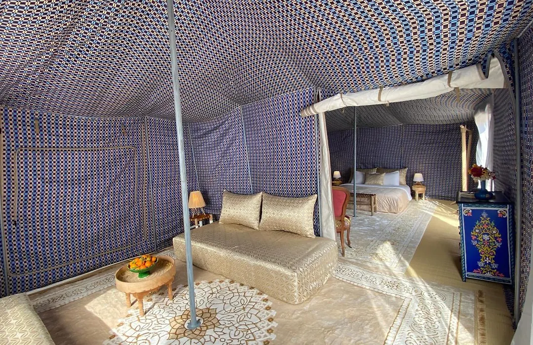 Tente sahraouie à Dar Tawarta, séjour nature à Dakhla, écolodge nomade entre désert et océan, Maroc saharien