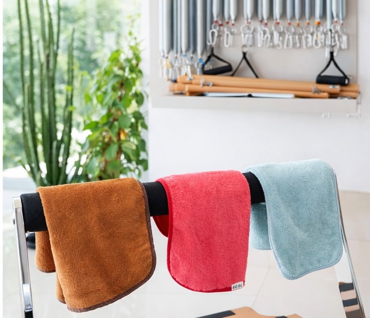 MYSA pilates reformer havlusu toprak kahve rengi reformer makinesinde