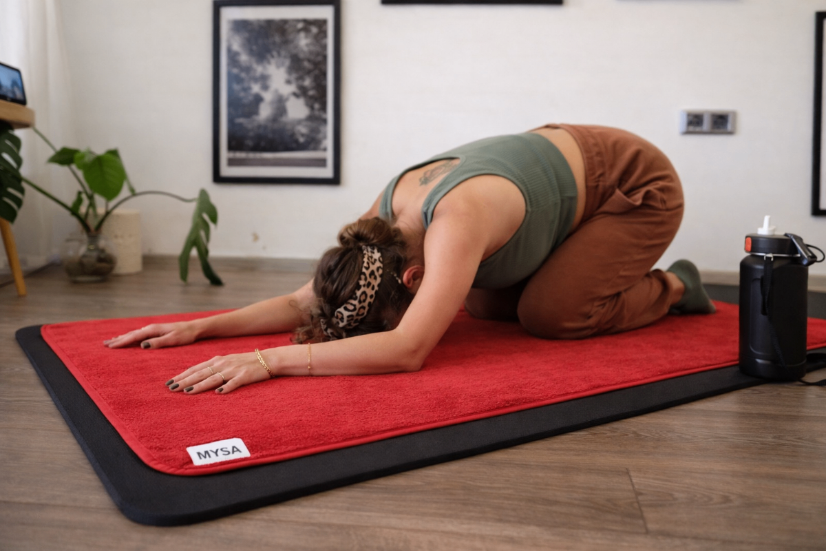 MYSA bordo havlusu ile çocuk pozunda yoga pratiği