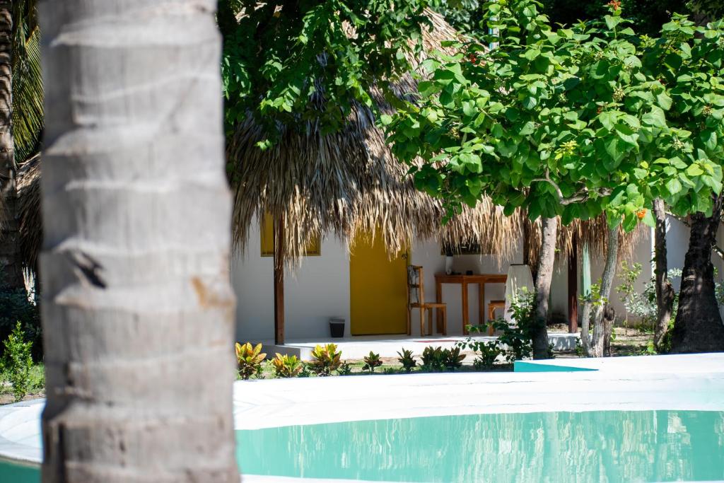 Bungalow Deluxe (Amarillo) - Image 1