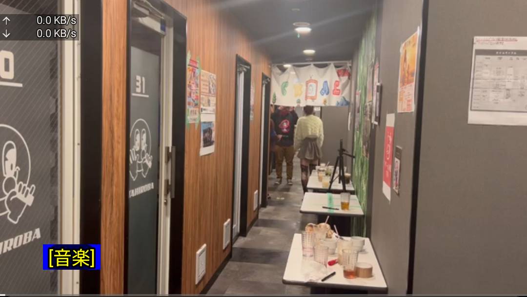 無数から聞こえてくる音楽を聴きながらラウンジ交流