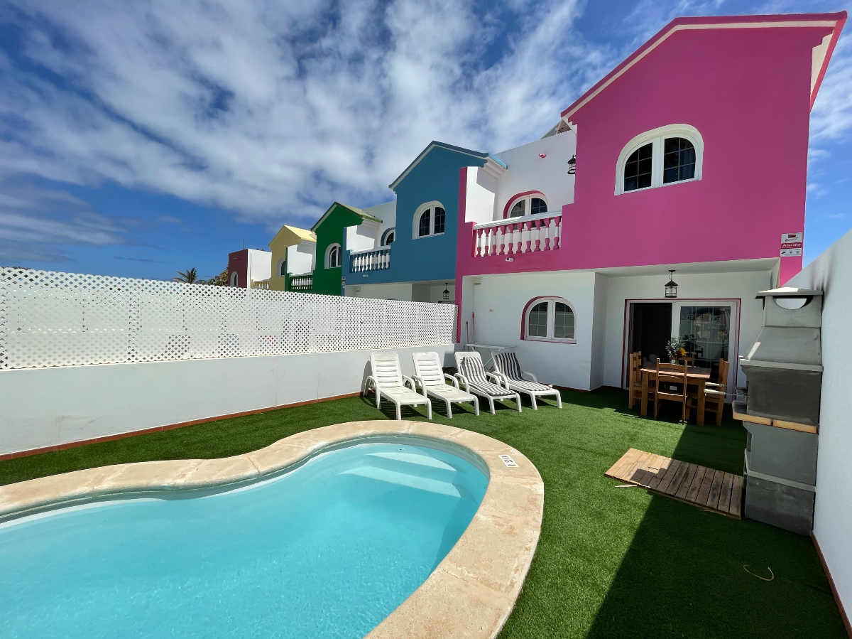 Villa Eter - Beautiful backyard with pool and colorful houses
