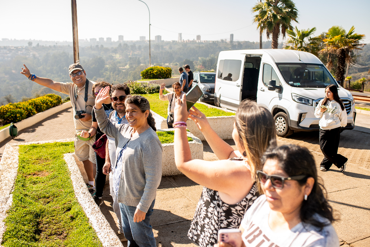 Viajeros disfrutando con Transfer del Mar