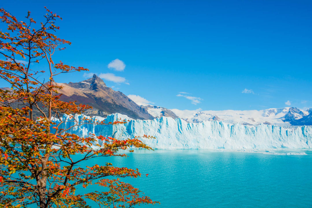 Glaciar patagónico con lago turquesa