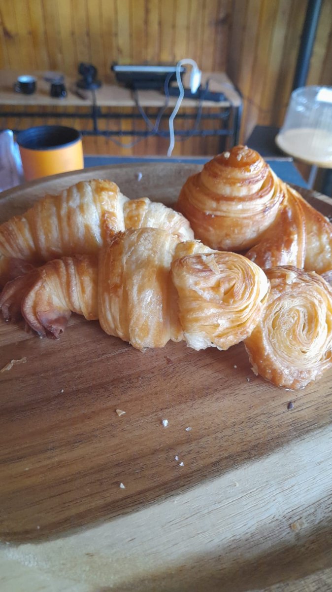 Carteles vintage de café en pared de madera