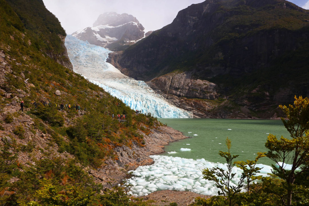 Glaciar Serrano con lago y montañas