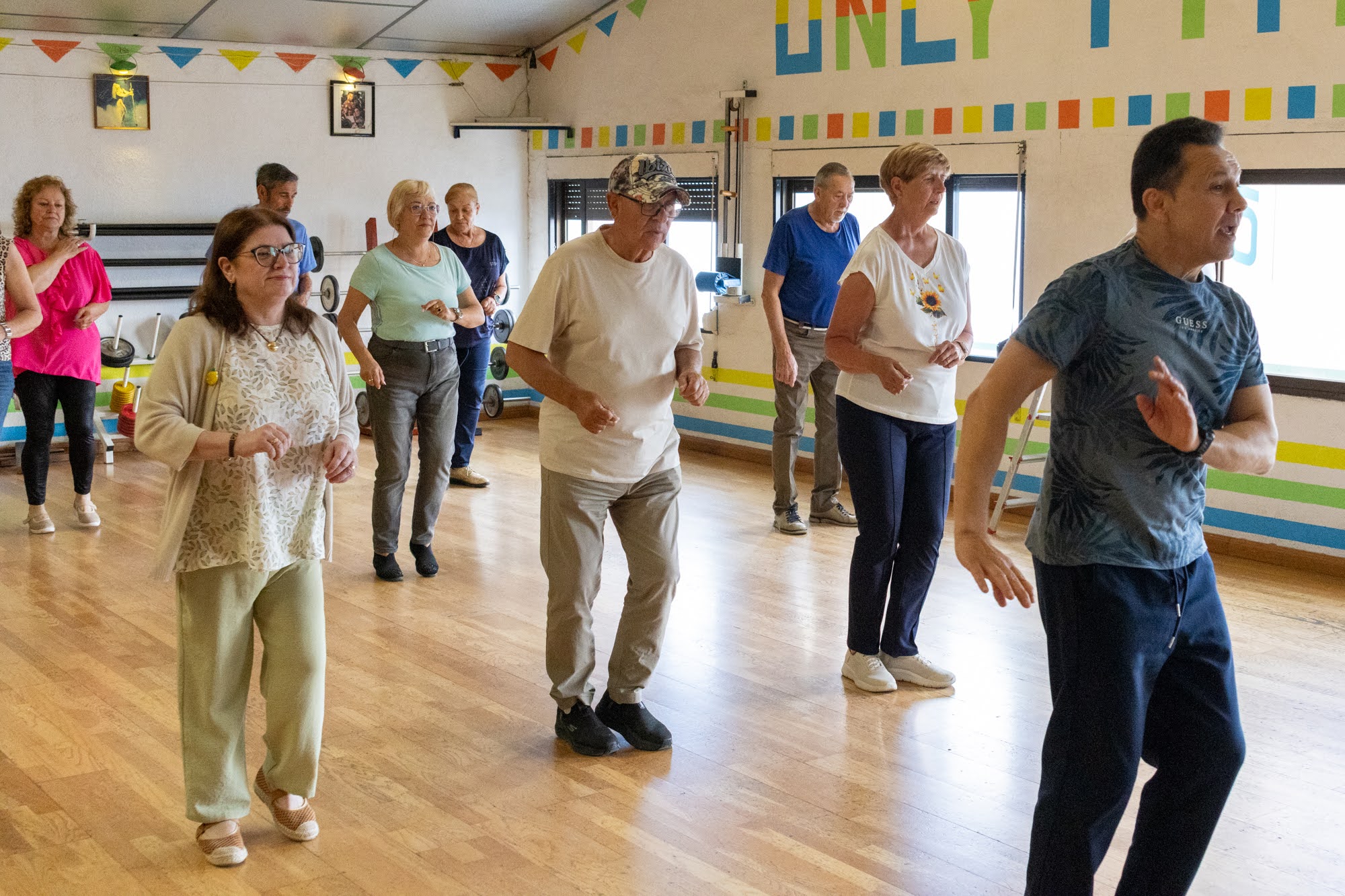 Clase de baile con gente mayor aprendiendo