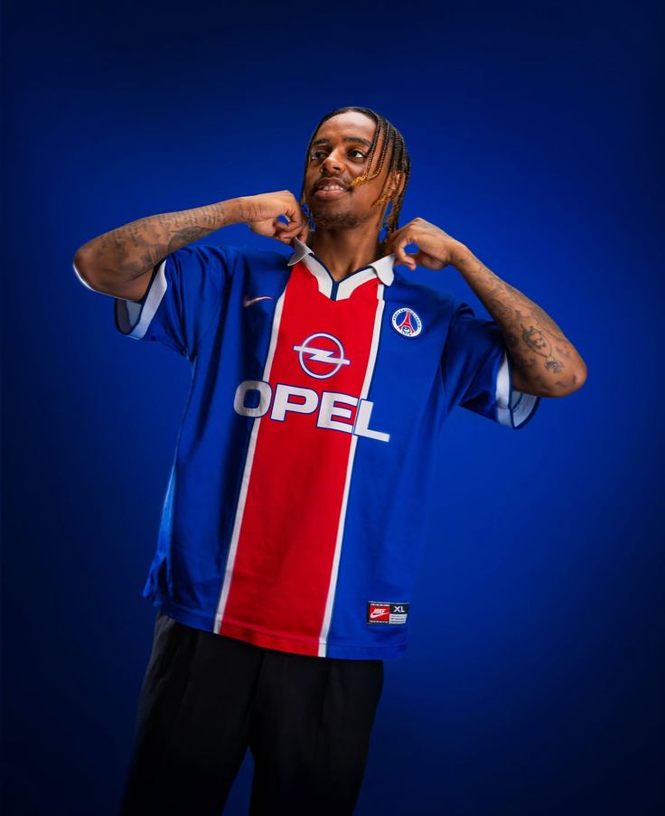 Amigos com camisolas de futebol