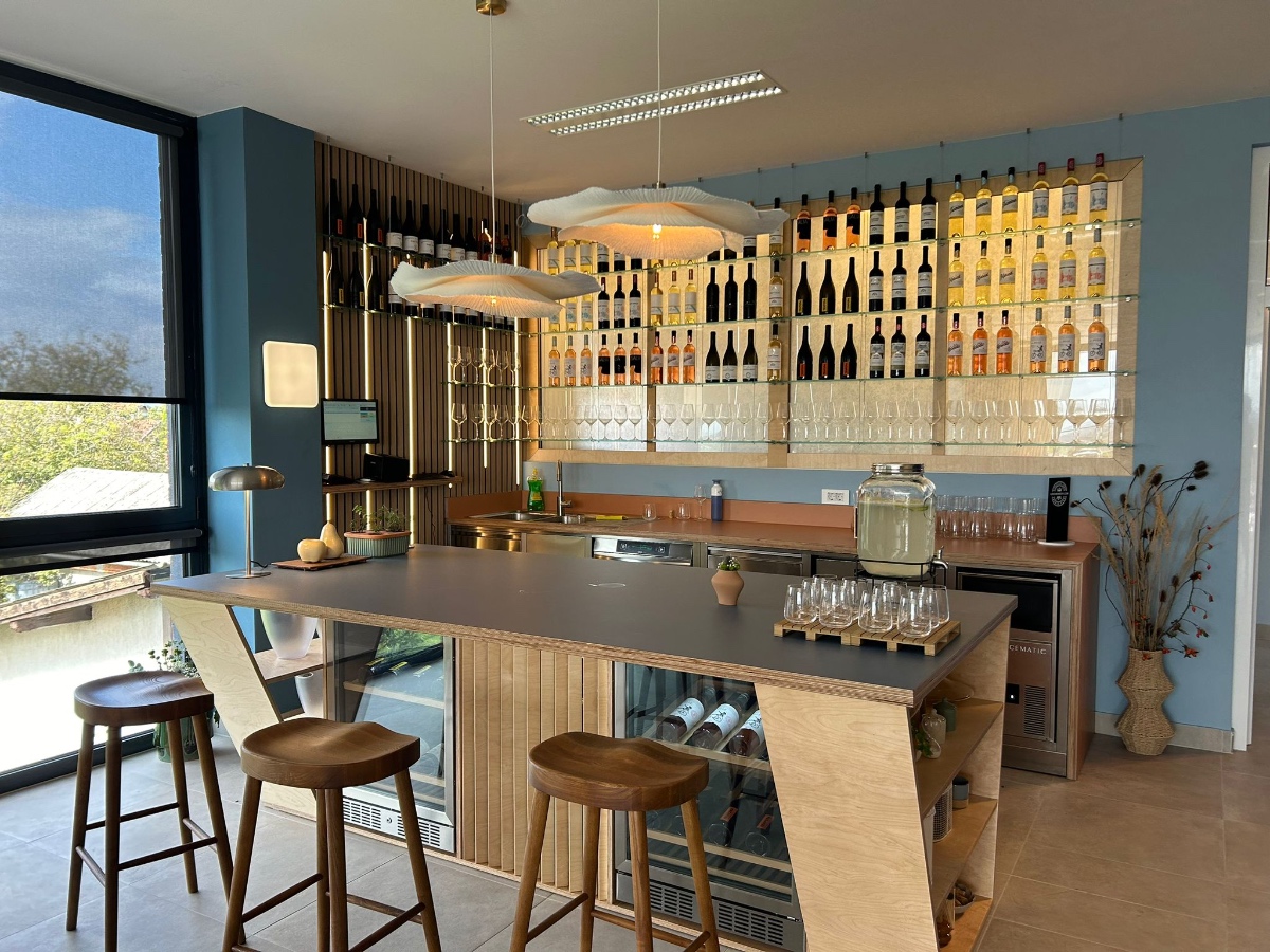 IURIS WINERY Restaurant Bar