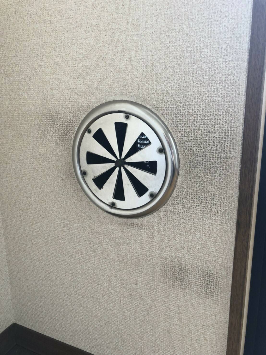 トイレ換気扇周りの汚れ除去 - 壁紙張替え前のクロス汚れ状態