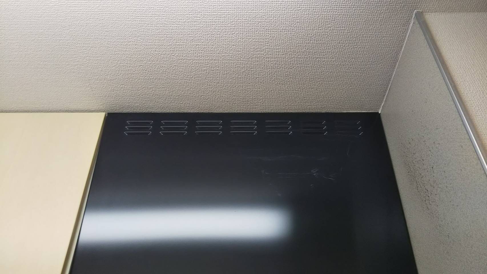 換気フード周りの黒ずみ汚れ除去 - 壁紙張替え不要で再生後