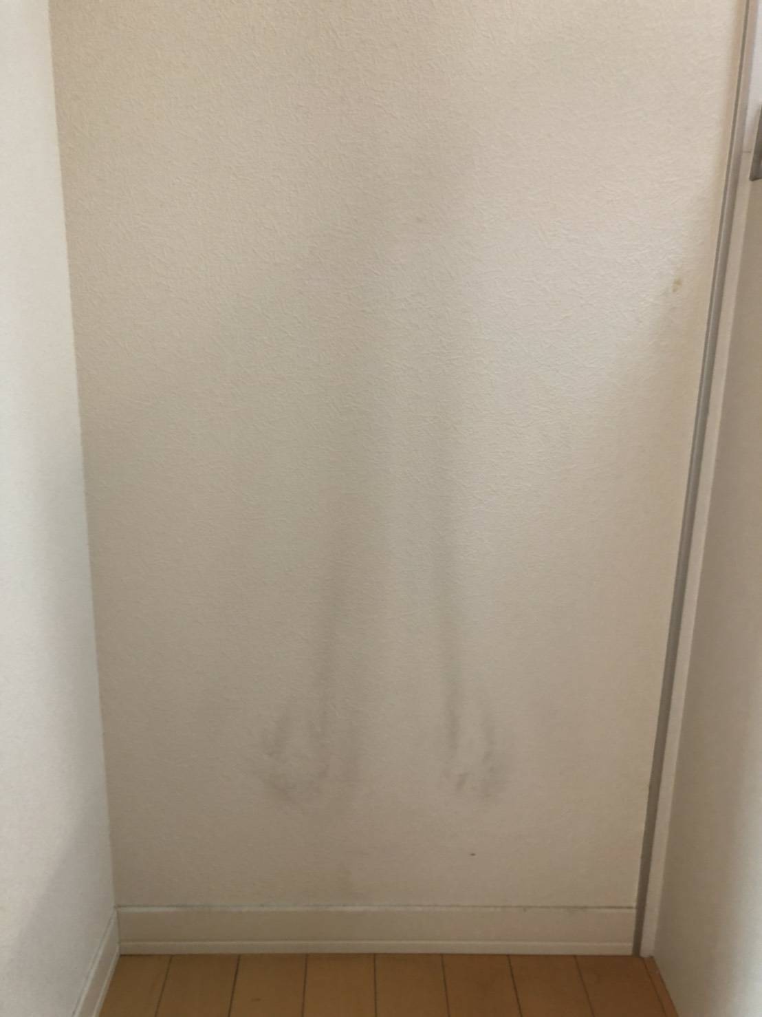 家具裏の隠れた汚れもきれいに - 壁紙張替え前のクロス汚れ状態