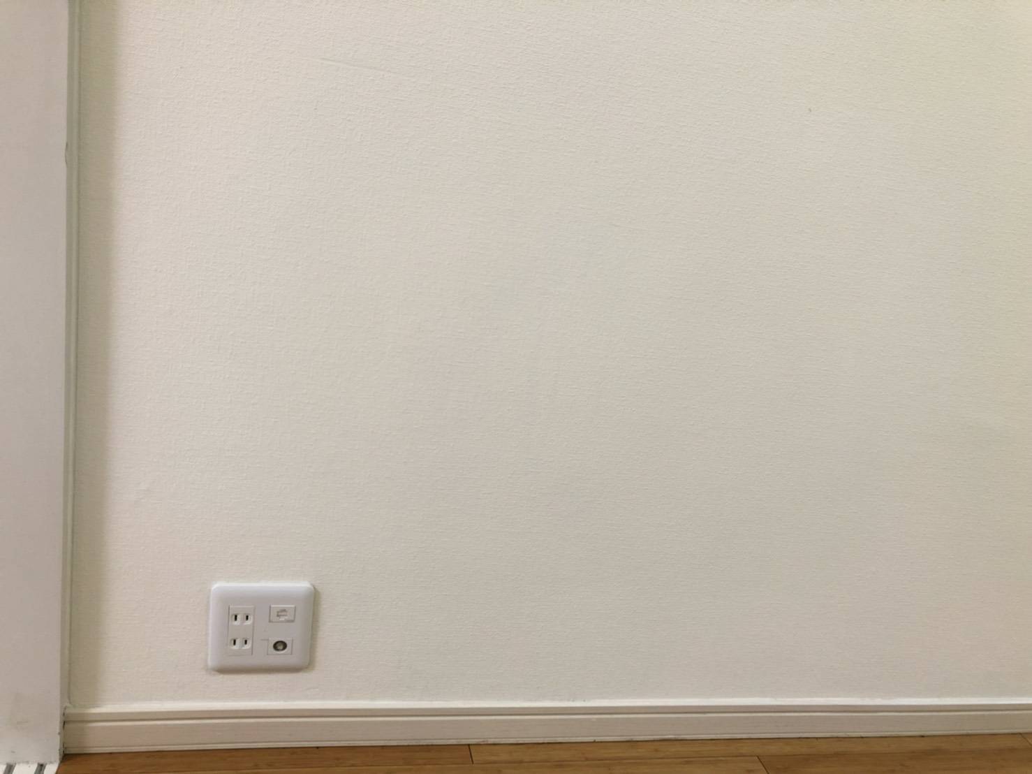 コンセント周りの汚れ除去 - 壁紙張替え不要で再生後