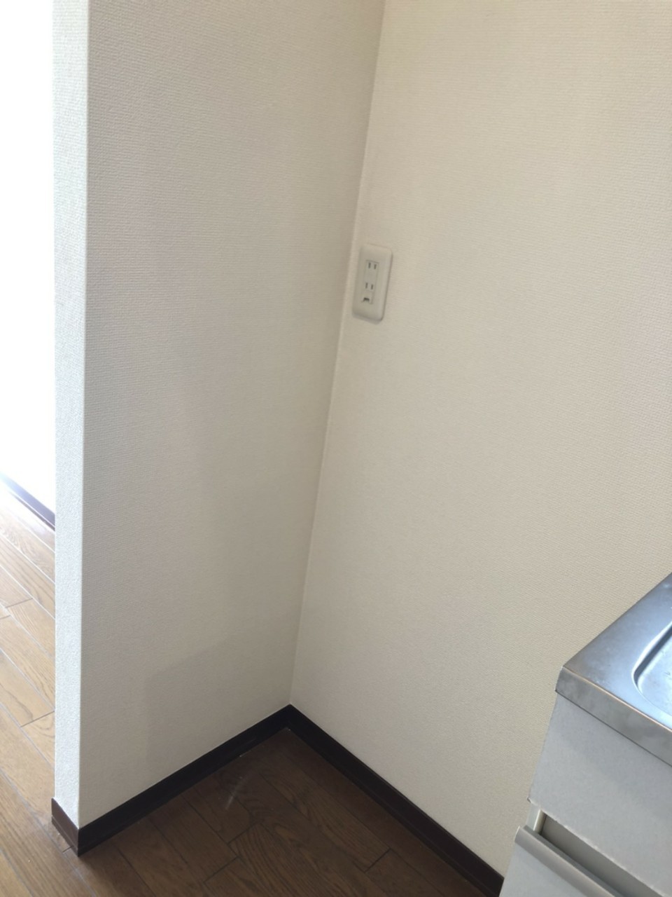 洗濯機裏の湿気による汚れ除去 - 壁紙張替え不要で再生後