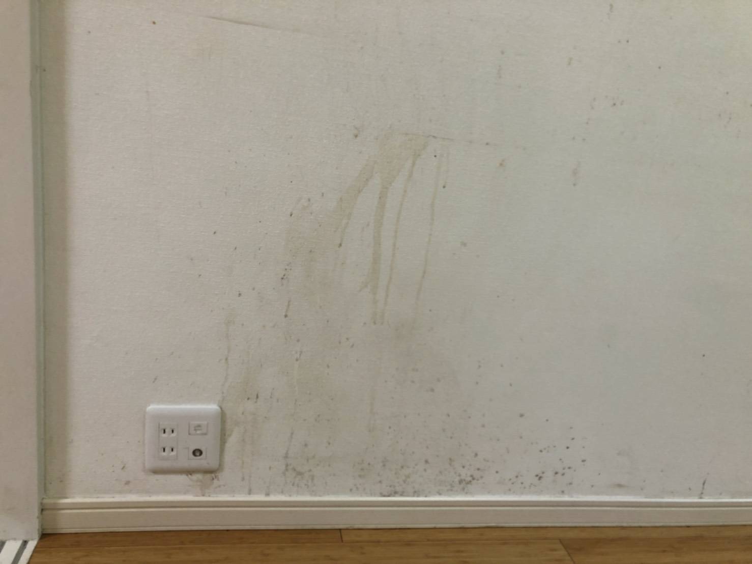 コンセント周りの汚れ除去 - 壁紙張替え前のクロス汚れ状態
