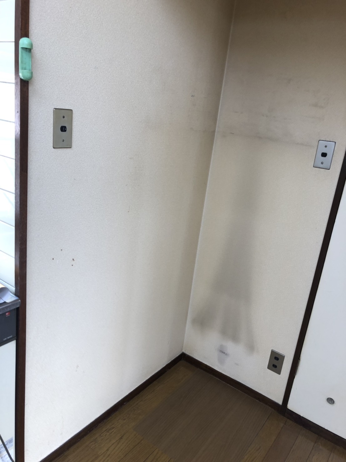 電子レンジ台裏の油汚れ除去 - 壁紙張替え前のクロス汚れ状態