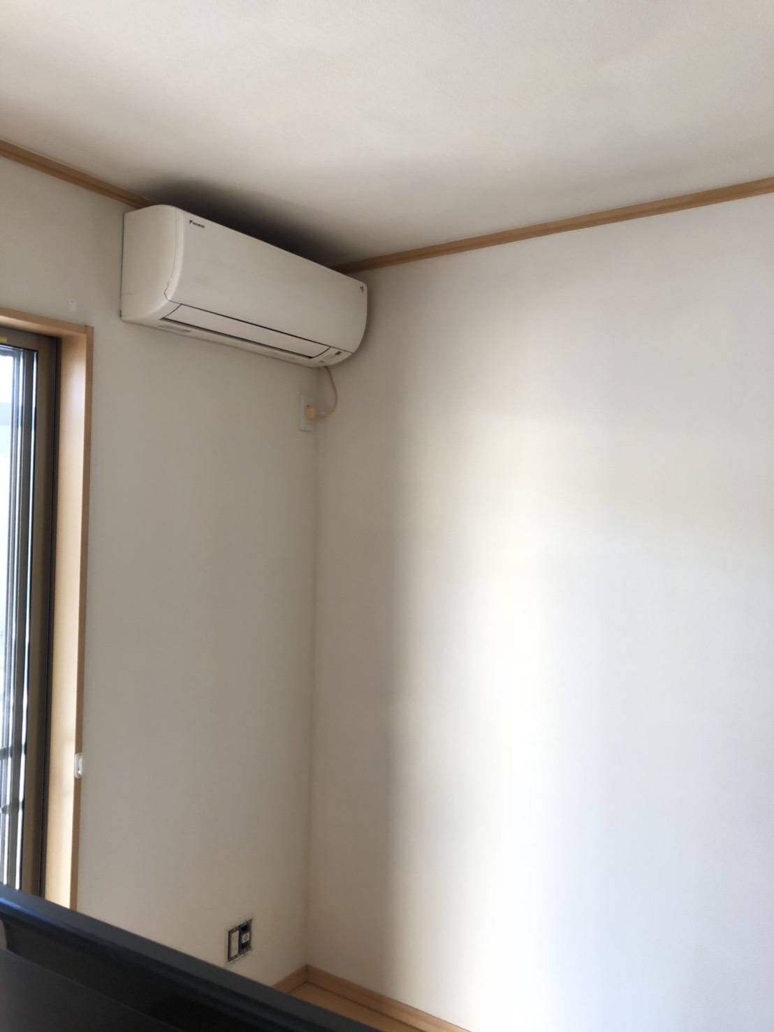 タバコのヤニで黄ばんだ壁紙の再生 - 壁紙張替え不要で再生後