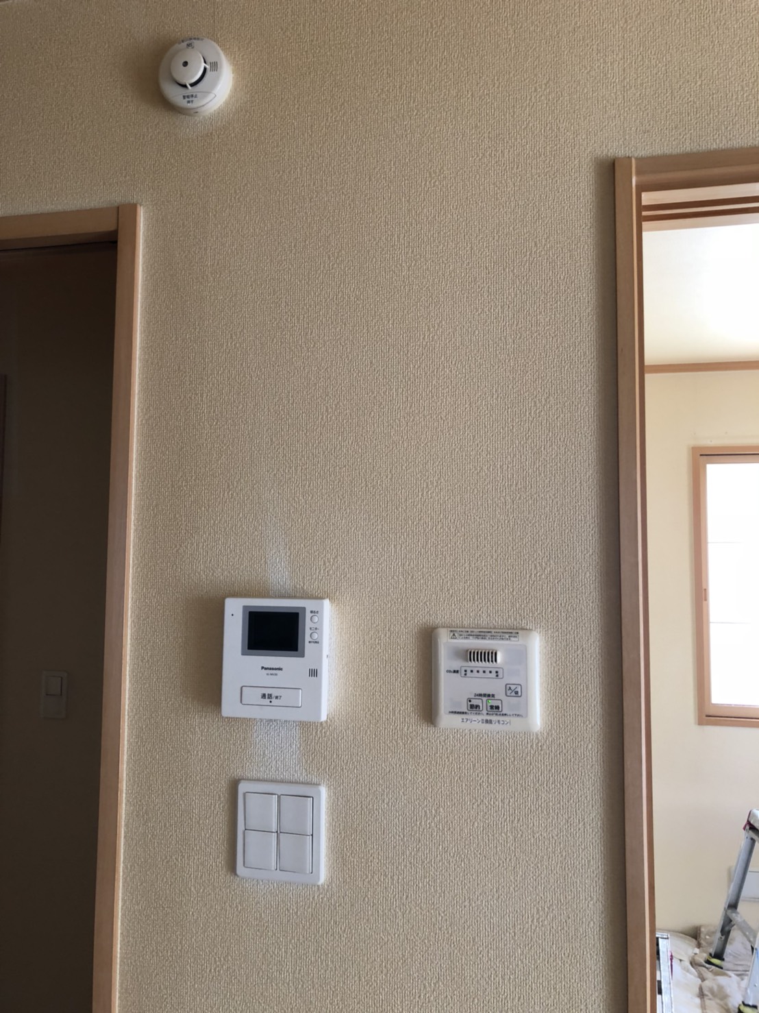 重度のヤニ汚れもダブルコーティングで対応 - 壁紙張替え前のクロス汚れ状態