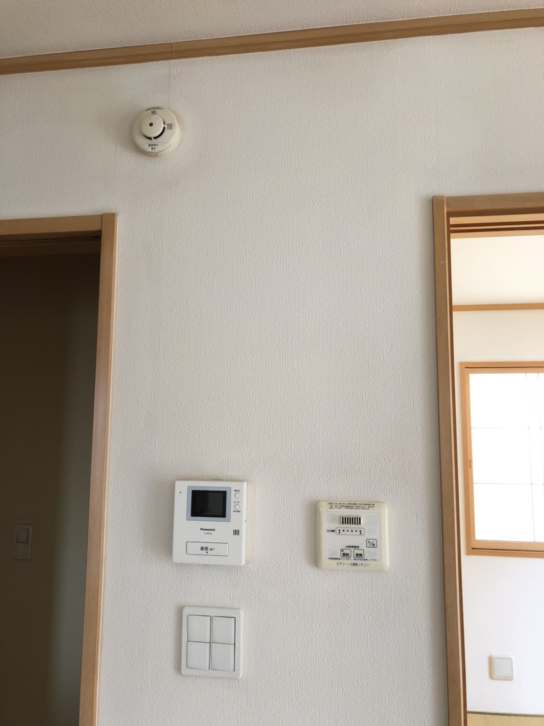 重度のヤニ汚れもダブルコーティングで対応 - 壁紙張替え不要で再生後