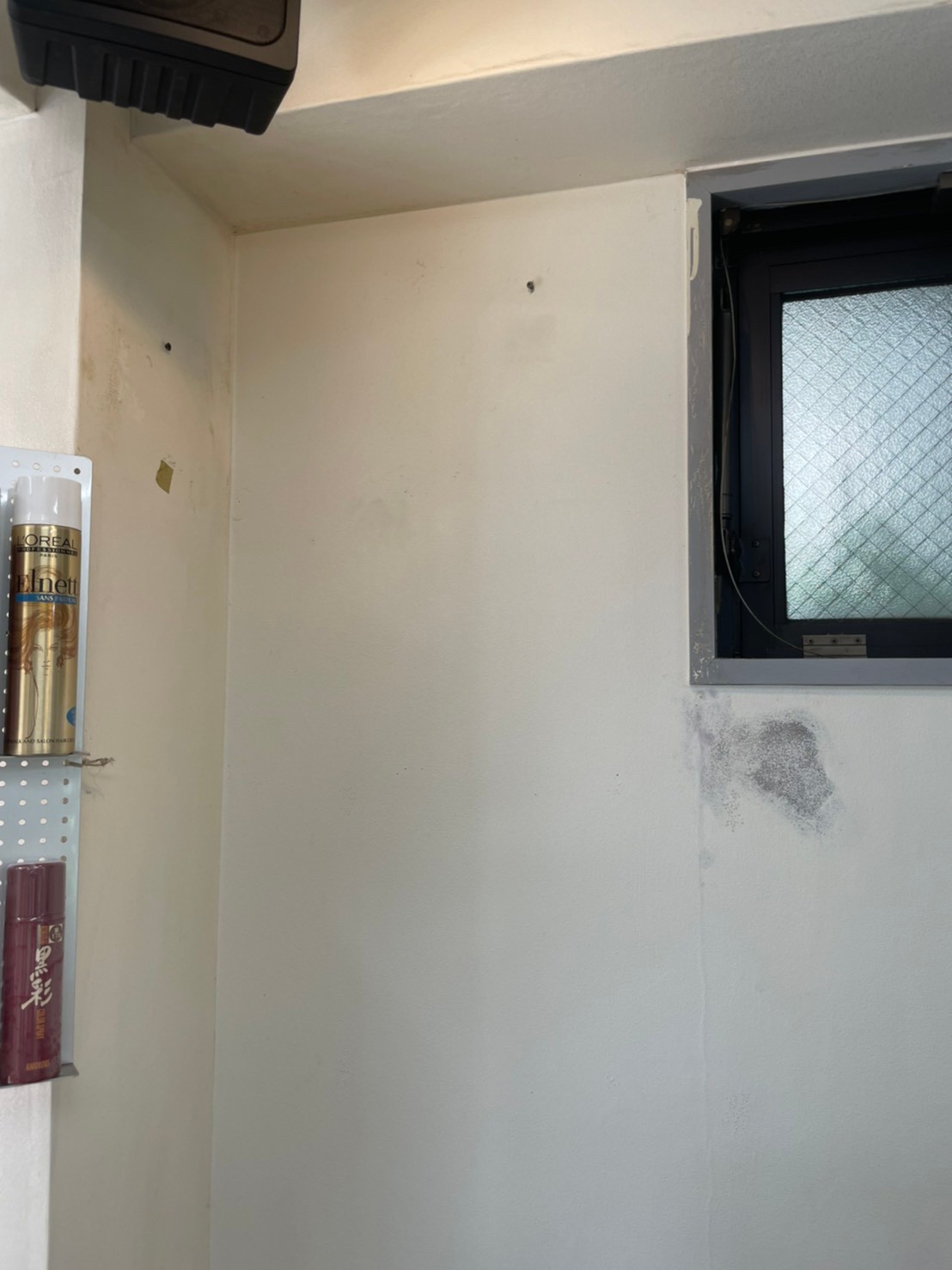 結露によるカビ汚れの再生 - 壁紙張替え前のクロス汚れ状態